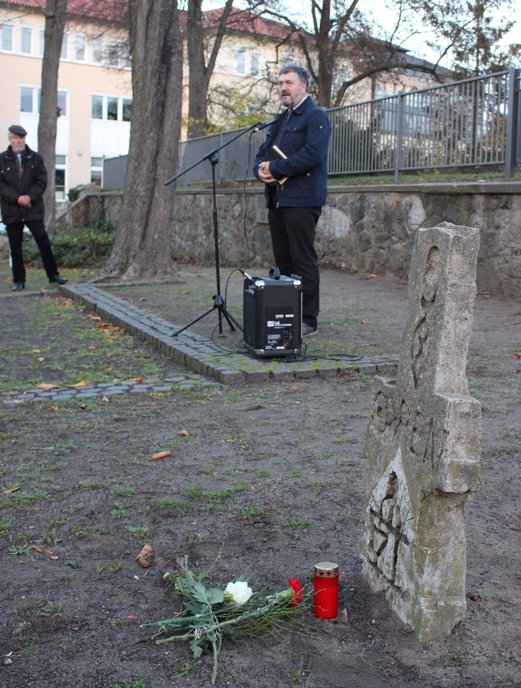 Gedenkveranstaltung für Opfer der Pogrome gegen Juden im November 1938 am jüdischen Friedhof, Pfarrer Tillmann Kuhn am Mikrofon