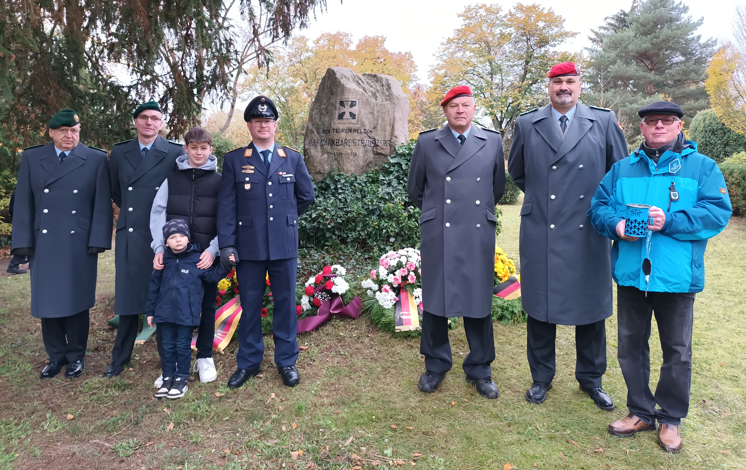 Reservisten am Denkmal für die Opfer des ersten Weltkriegs