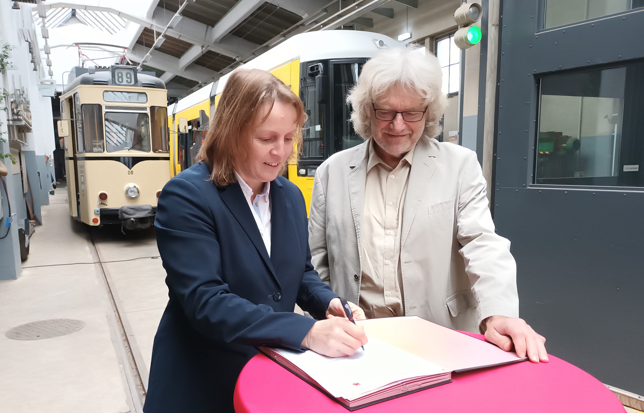 Irina Kühnel, Chefin der Strausberger Eisenbahn, und Vizelandrat Rainer Schinkel unterzeichnen den neuen Verkehrsleistungs- und Finanzierungsvertrag für die Tram 89 und die Fähre