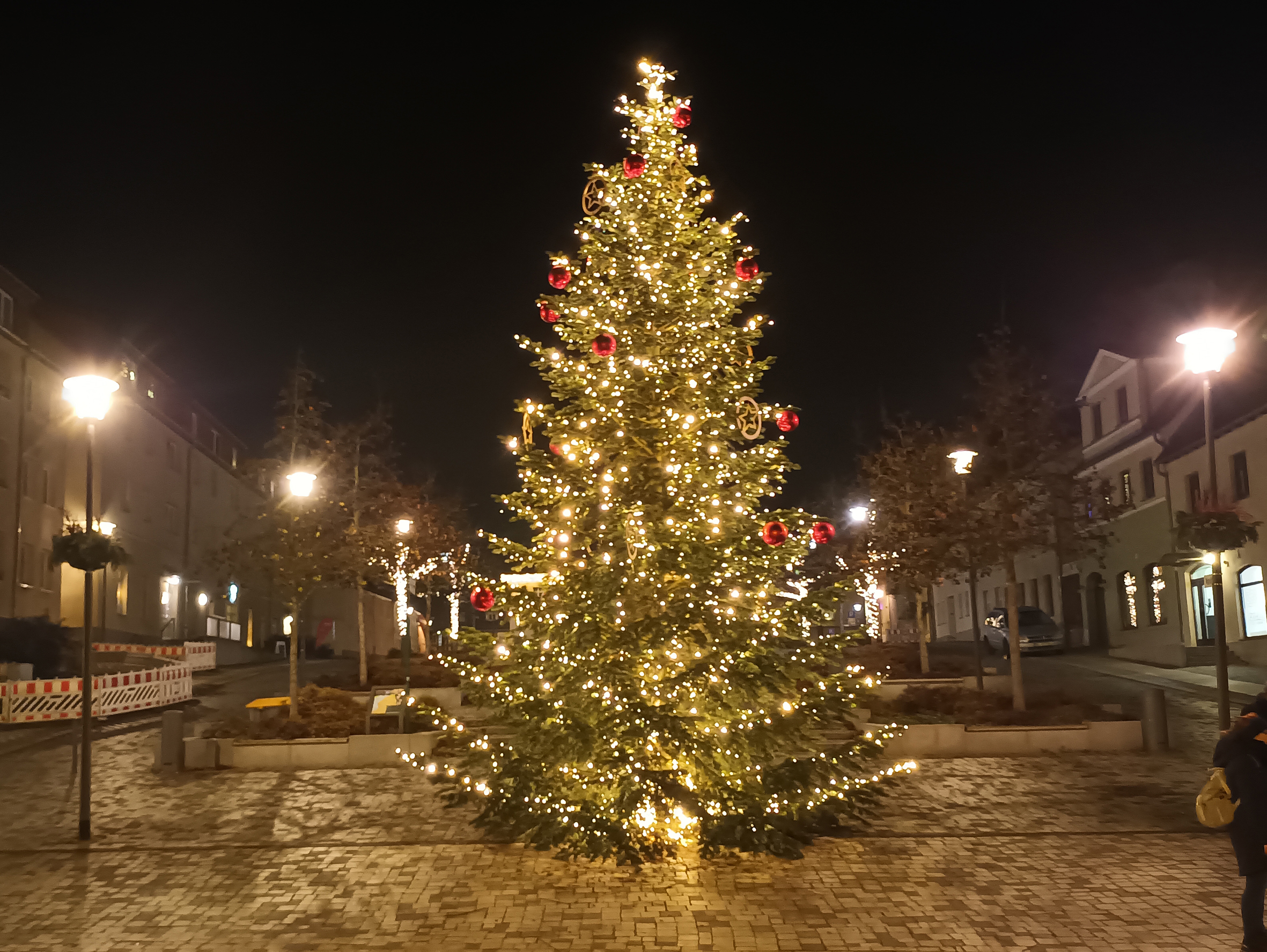 geschmückter Weihnachtsbaum am Markt in Strausberg 2022