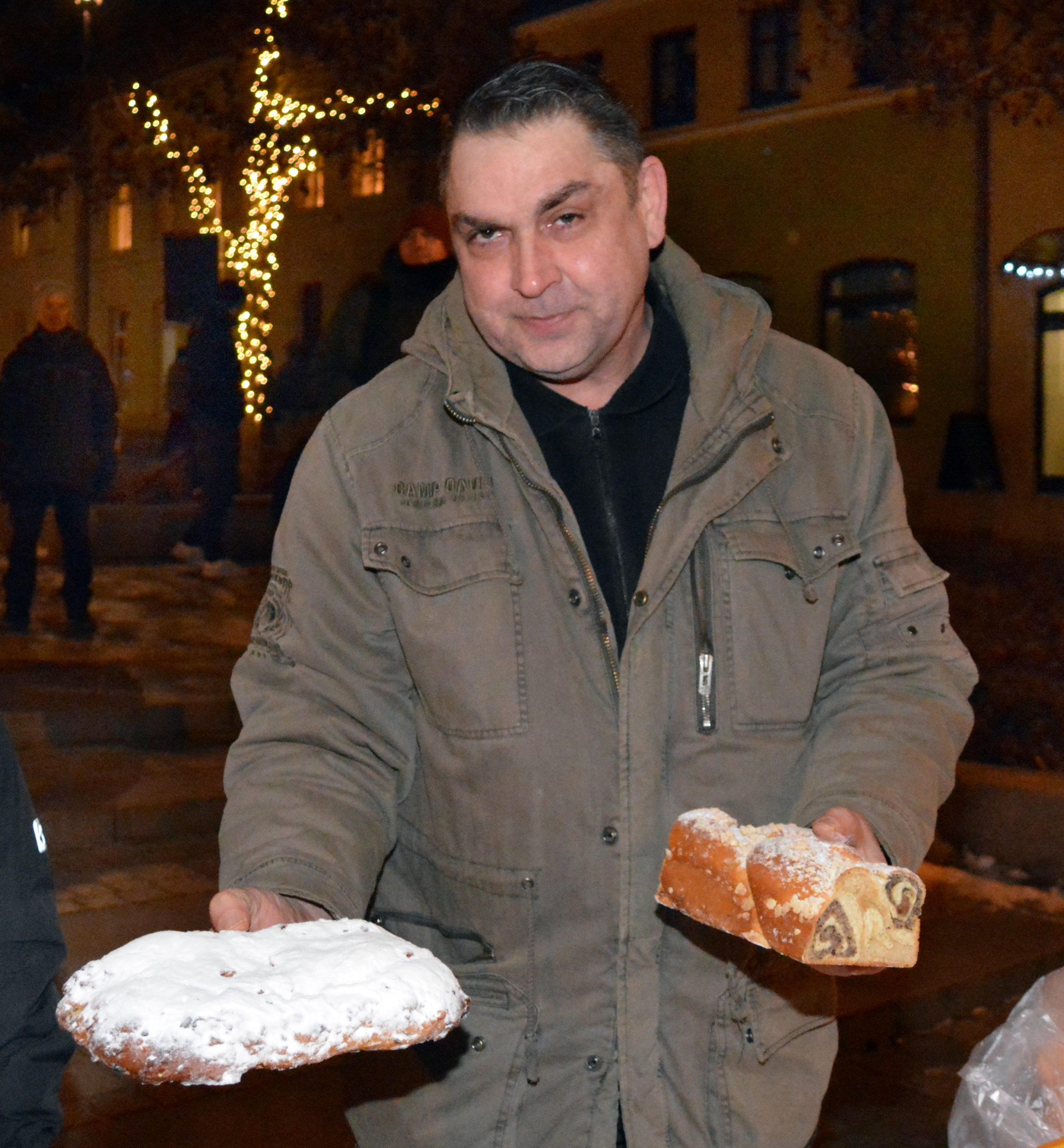 "Kellerbäcker" Heiko Nemela mit Stollen beim Weihnachtsmarkt 2022