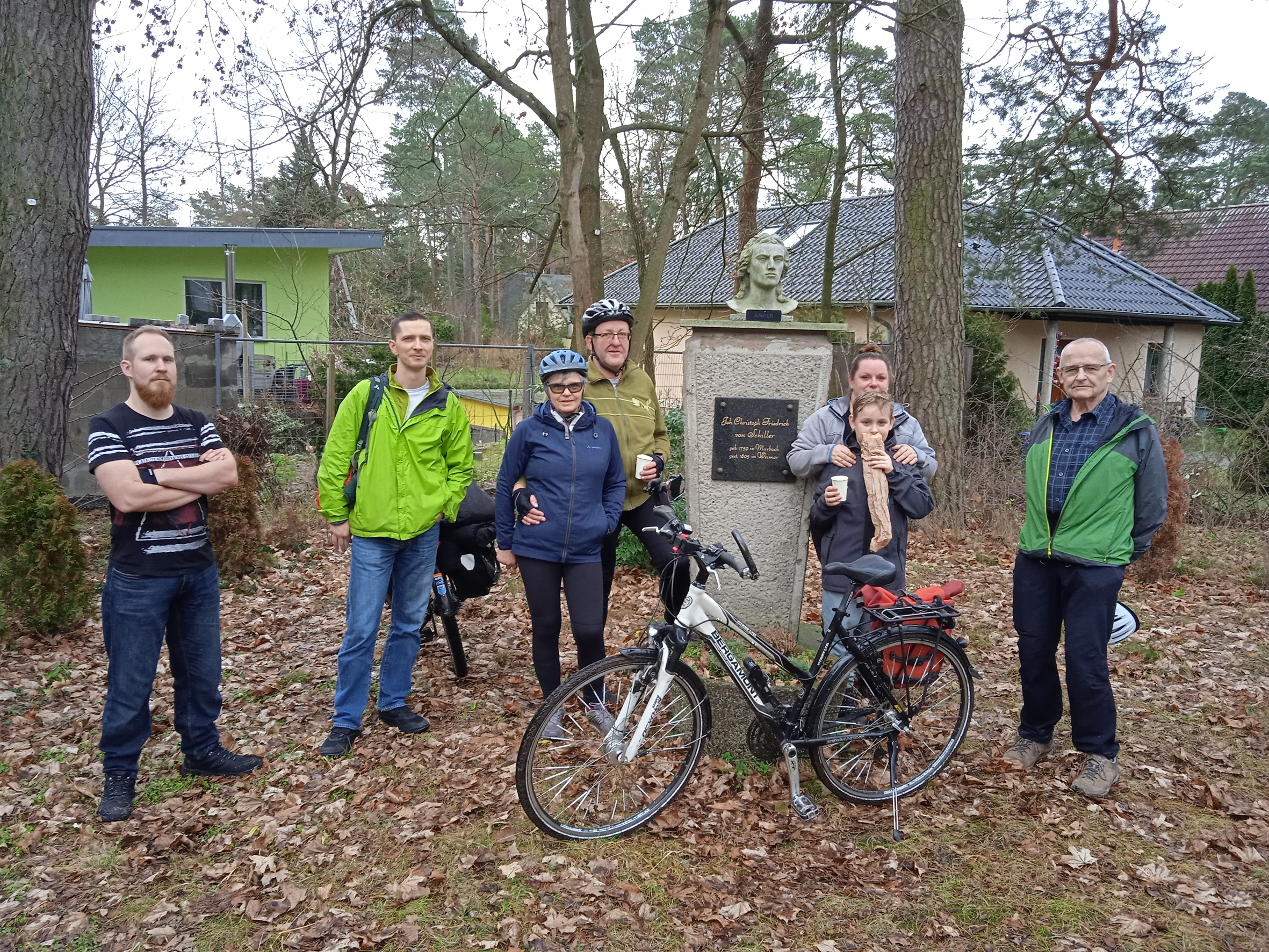 Saisonabschluss-Radtour 2022: Zwischenstopp am Schiller-Denkmal in Schillerhöhe