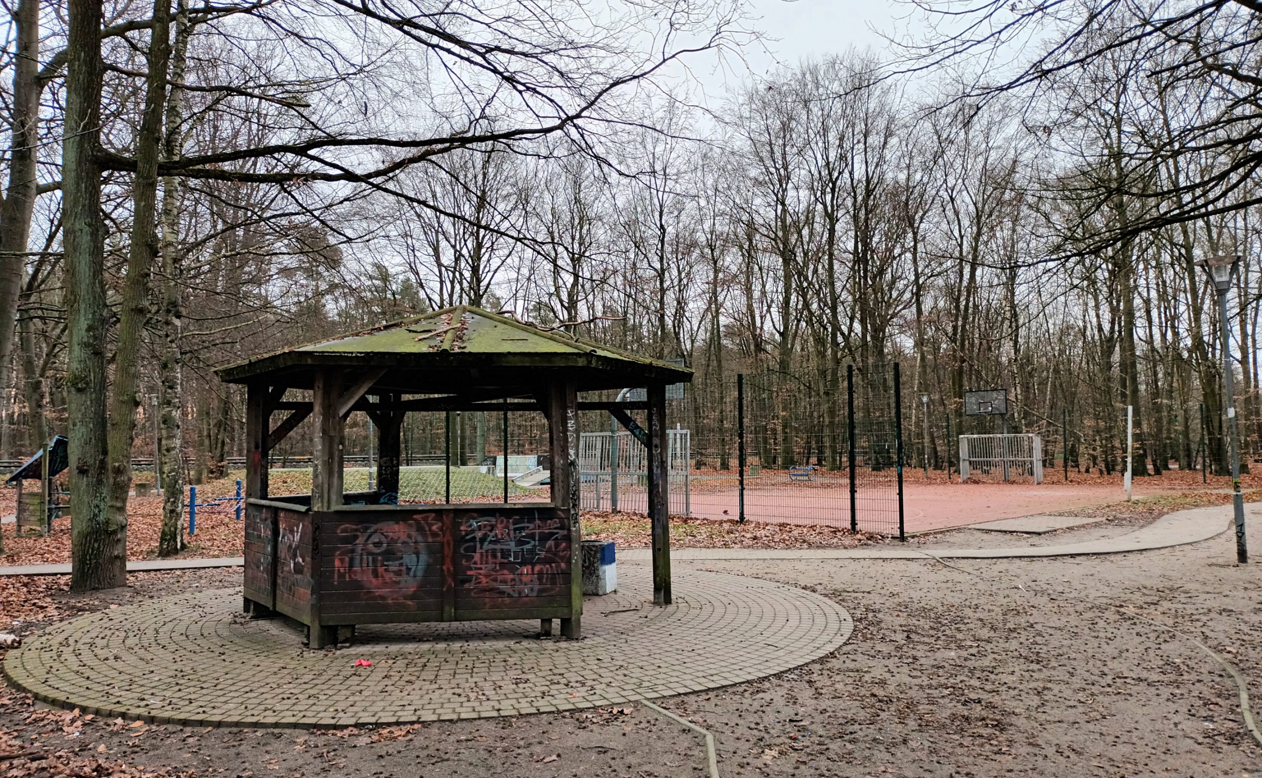Pavillon am Freizeitgelände Hegermühle zwischen S-Bahn und Wohnhäusern