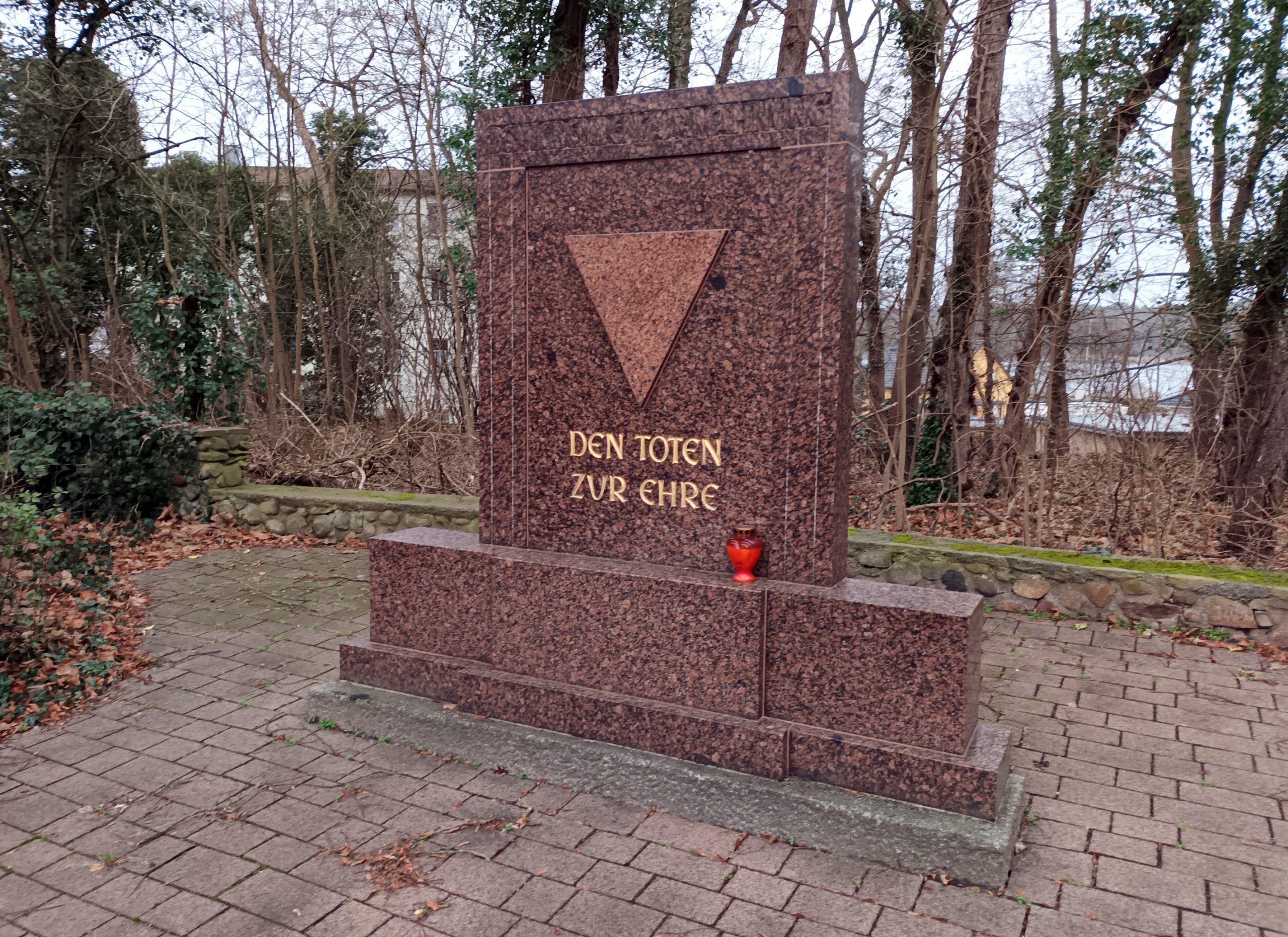 Gedenkstein für die Opfer des Nationalsozialismus hinter dem Bonhoeffer-Seniorenzentrum Wriezener Straße