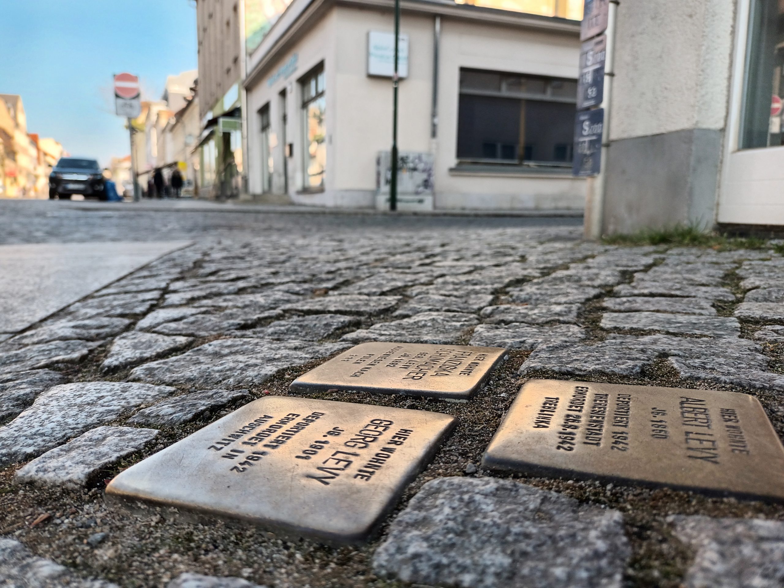 Stolpersteine, kleine Messingtafeln im  Fußwegpflaster als Erinnerung an jüdische Mitbürger,  vor der Großen Straße 73