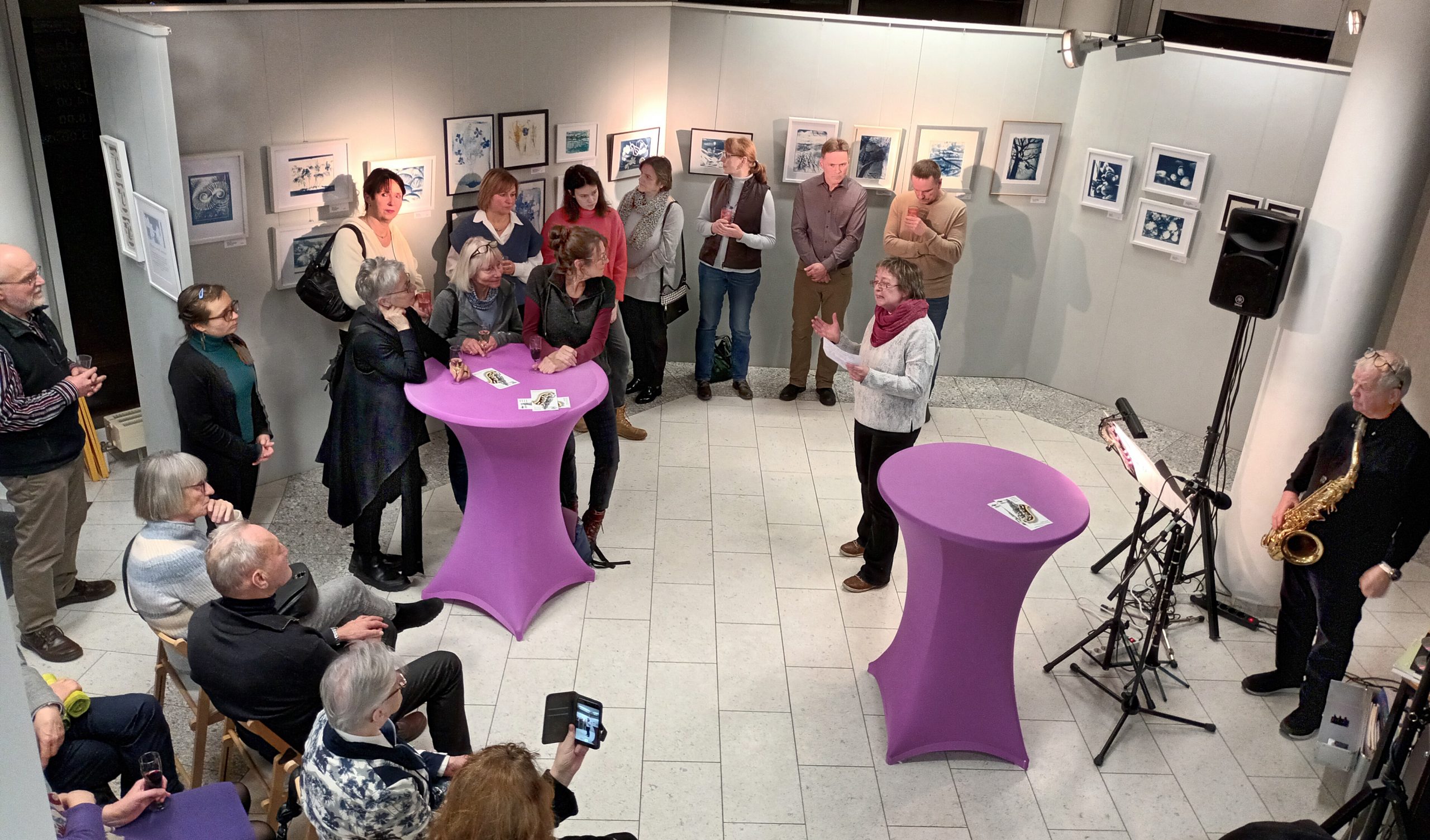 Eröffnung Ausstellung der Gruppe Kontrapost in der Stadtverwaltung Strausberg Petra Hansch von Kontrapost gibt Erläuterungen zur Schau