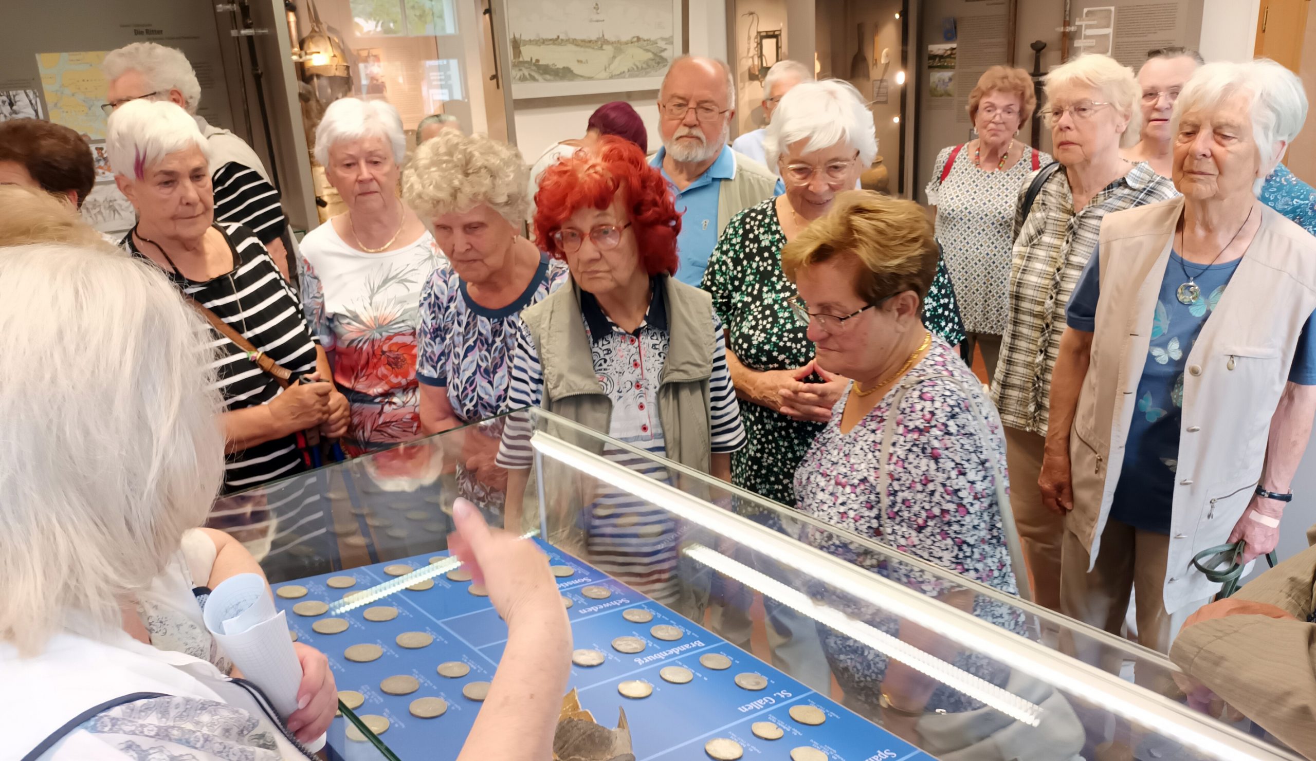 Veranstaltung zur Seniorenwoche im Stadtmuseum; Ingrid Herrmann erläutert den Münzschatz vom Lindenplatz