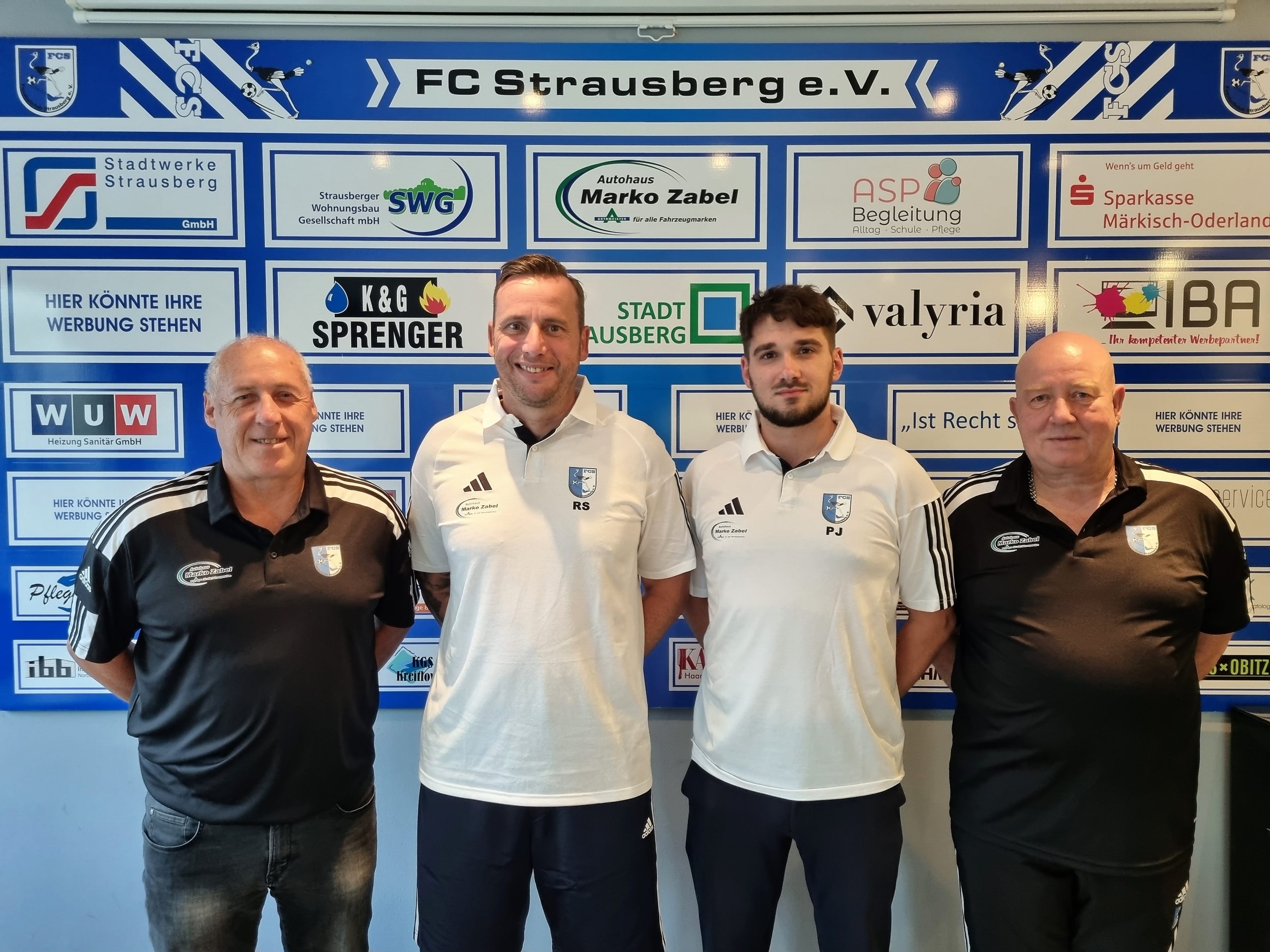 Verantwortlich für die ERSTE (v.l.): Helmut Fritz (Sportlicher Leiter), Roman Sedlak  (Cheftrainer), Paul Jablonski (Co-Trainer), Olaf Blume (Teambetreuer)