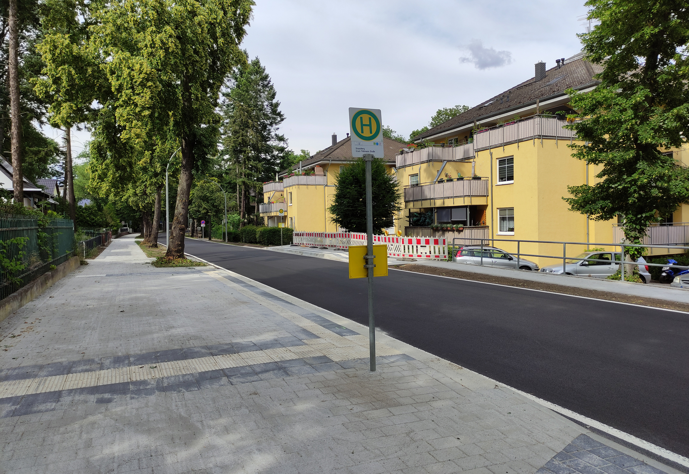Sanierte Ernst-Thälmann-Straße (L23) in Strausberg-Vorstadt kurz vor der Freigabe.
