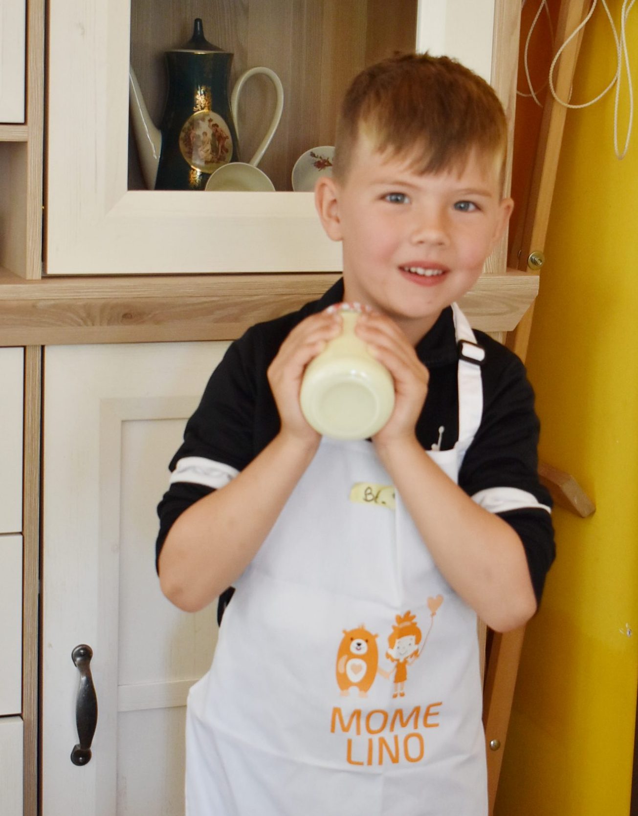 Ben (5 Jahre) aus der Strausberger Kita-Nord versucht sich an Schoko-Schüttel-Butter.