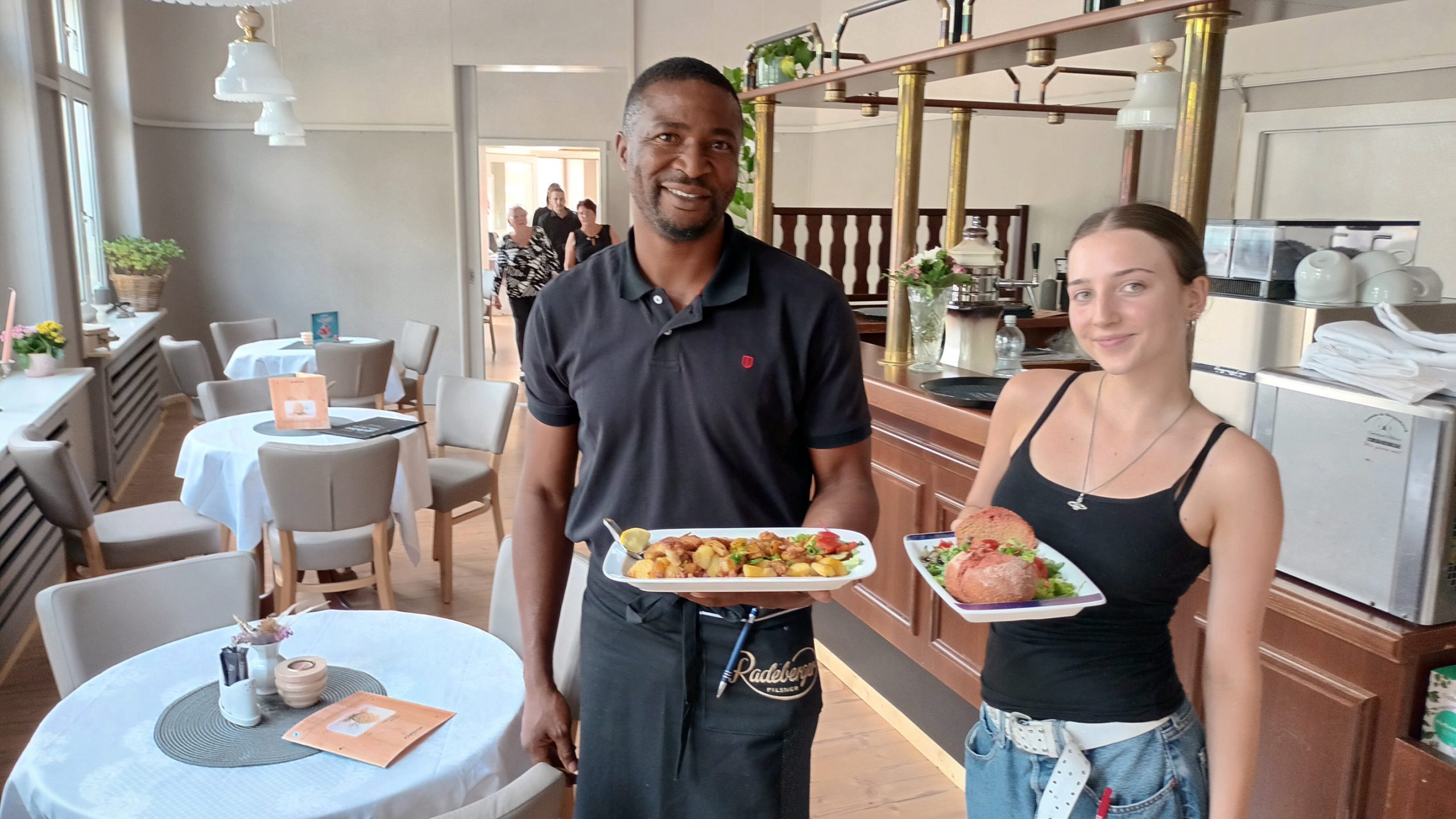 Cafe am See (früher Cafe Kunze), Billy Ogbewa und Isabell Kosiol bringen Gerichte