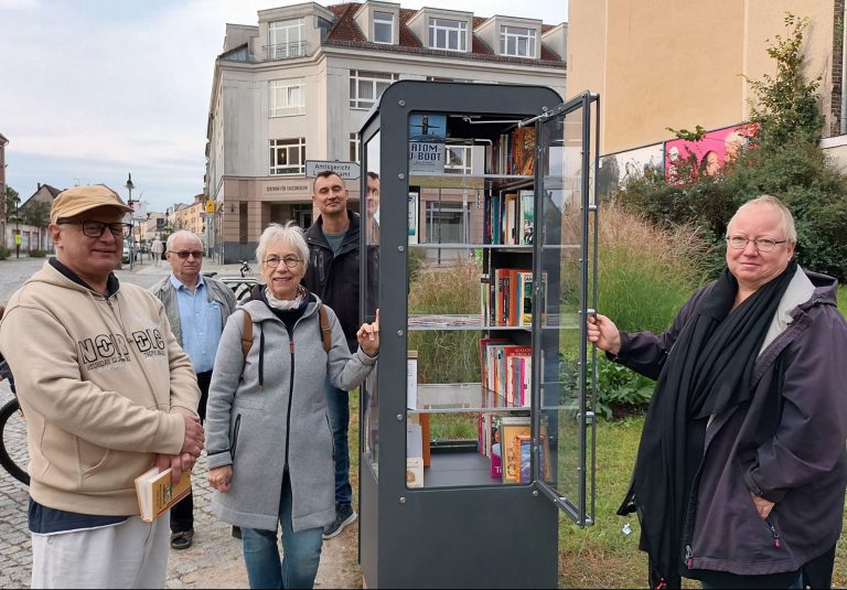 öffentlicher Bücherschrank Altstadt, Projekt Bürgerhaushalt 2022, Eröffnung mit v. r. Ute Wunglück, Alexander Ihlau, Christa Franke, Dieter Schäfer und André Trocha