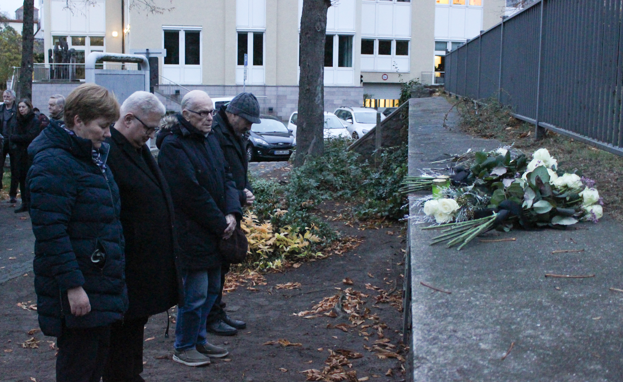 Bürgermeisterin Elke Stadeler,Stadtverordnetenvorsteher Steffen Schuster, Ehrenbürger Kurt Schornsheim und Pfarrer Tillmann Kuhn haben Blumen niedergelegt