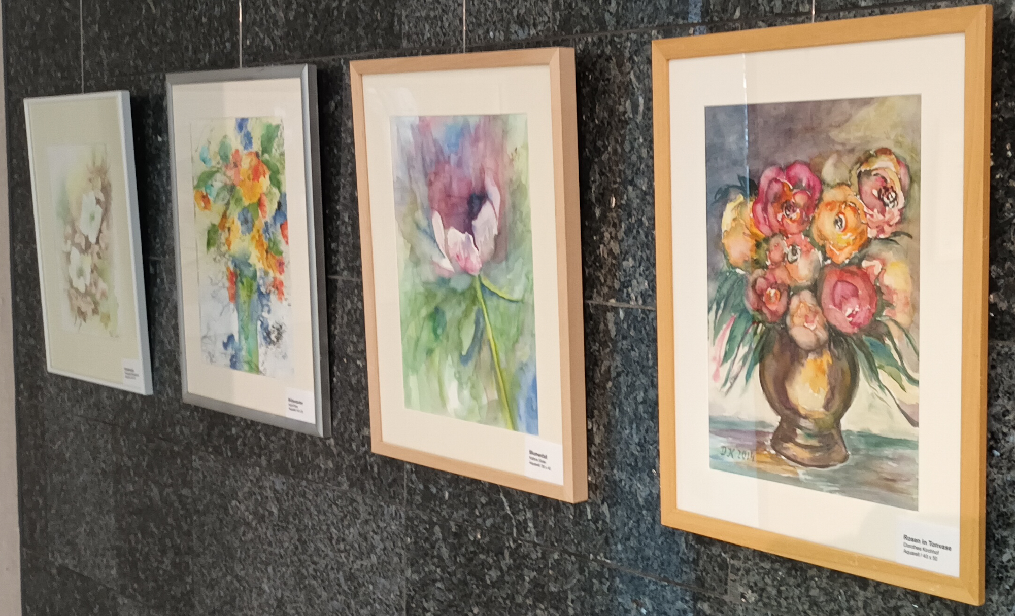 Blumenmotive in der Ausstellung "Spaß am Malen" der Galerie am Stic im Foyer der Stadtverwaltung