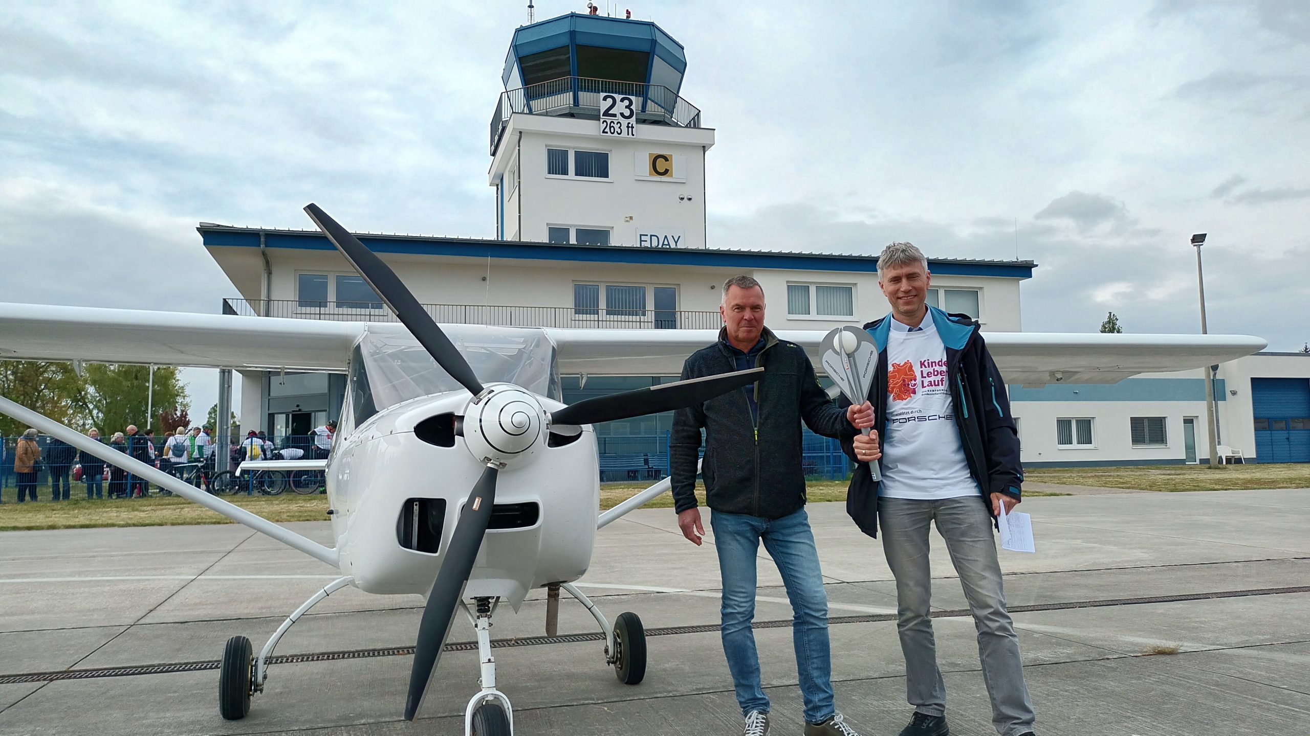 Pilot Udo Heidelberger vom Flieger-Club (l.) und Lars Brunner vom Hospizdienst mit der Engelsfackel vor dem Flug nach Neuhardenberg