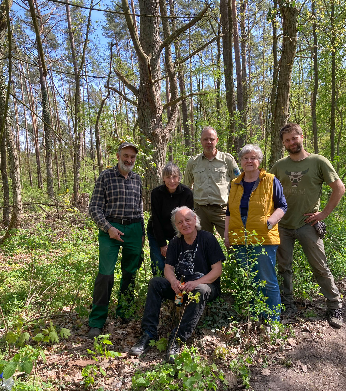 Stadtverordnete und Bürger haben mit Stadtförster Heiko Wessendorf im Stadtwald Eichen gepflanzt: Foto: Sonja Zeymer