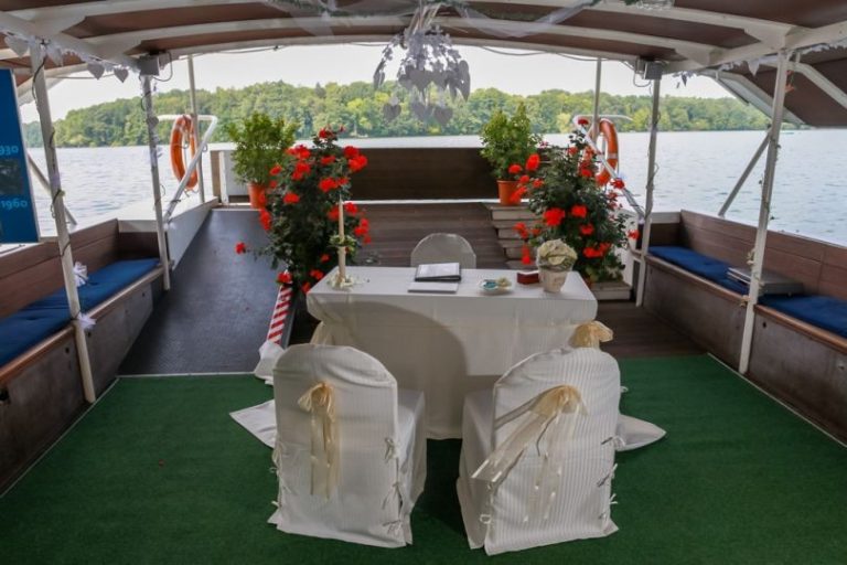 Auf der Strausseefähre - für die Eheschließung dekoriert