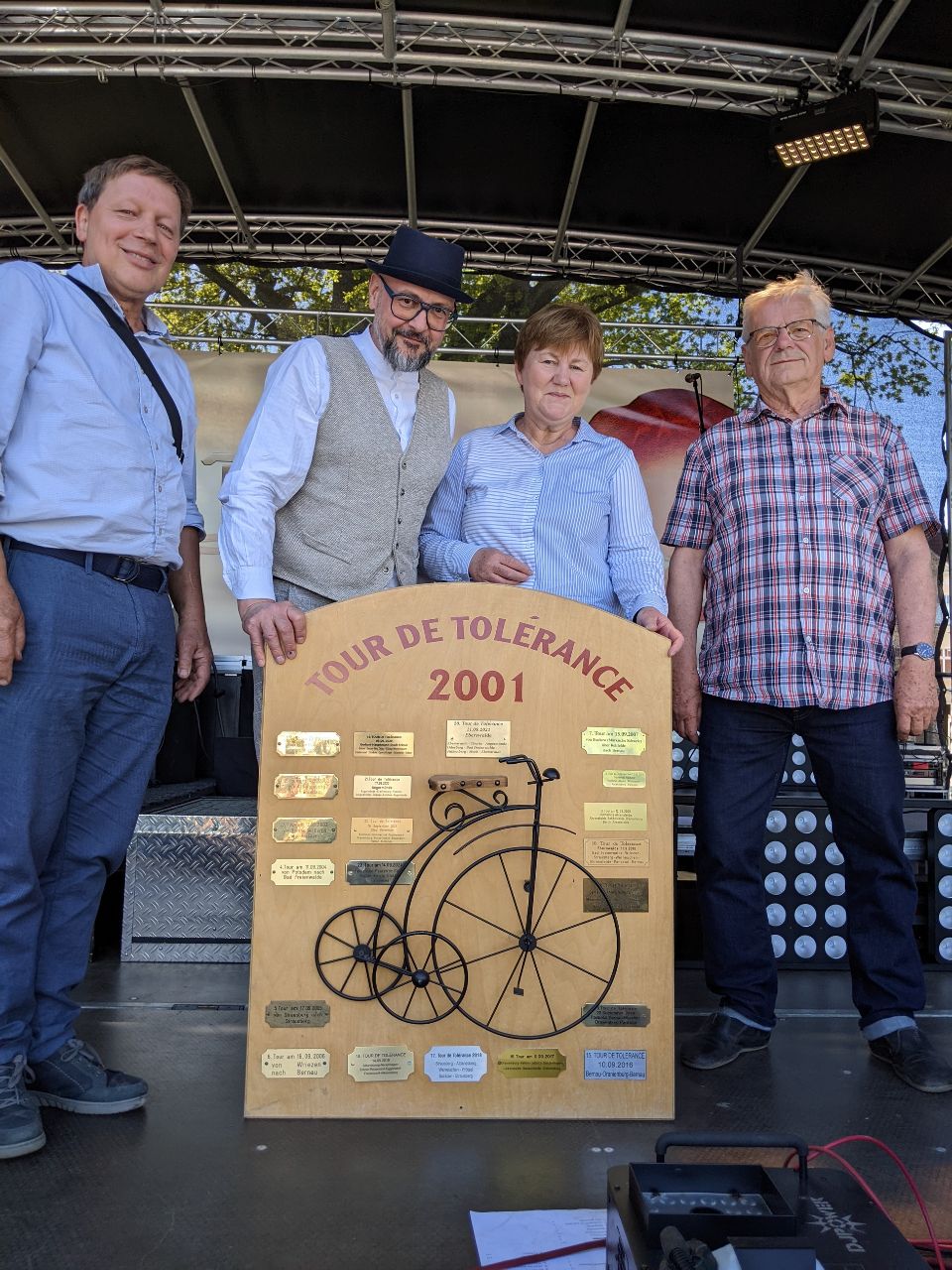 Bürgermeisterin Elke Stadeler nimmt die Tafel der Tour de Tolérance entgegen
