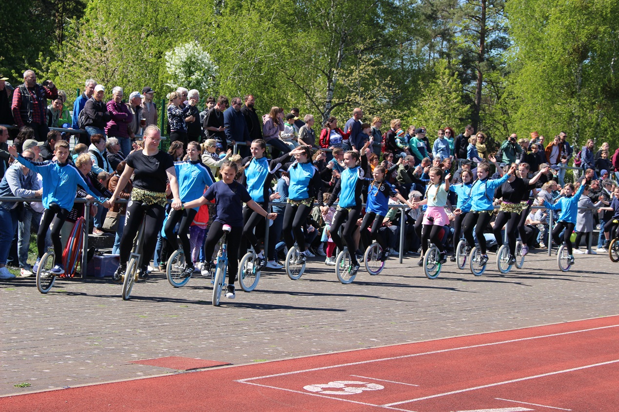Auftritt der Einradtruppe beim Sattelfest