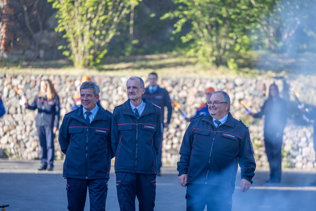 Andreas Schwiering, Uwe Schmidt und Jürgen Schulz schreiten zum letzten Mal an ihren Kameraden vorbei., Foto: Andreas Prinz – www.mol-nachrichten.de