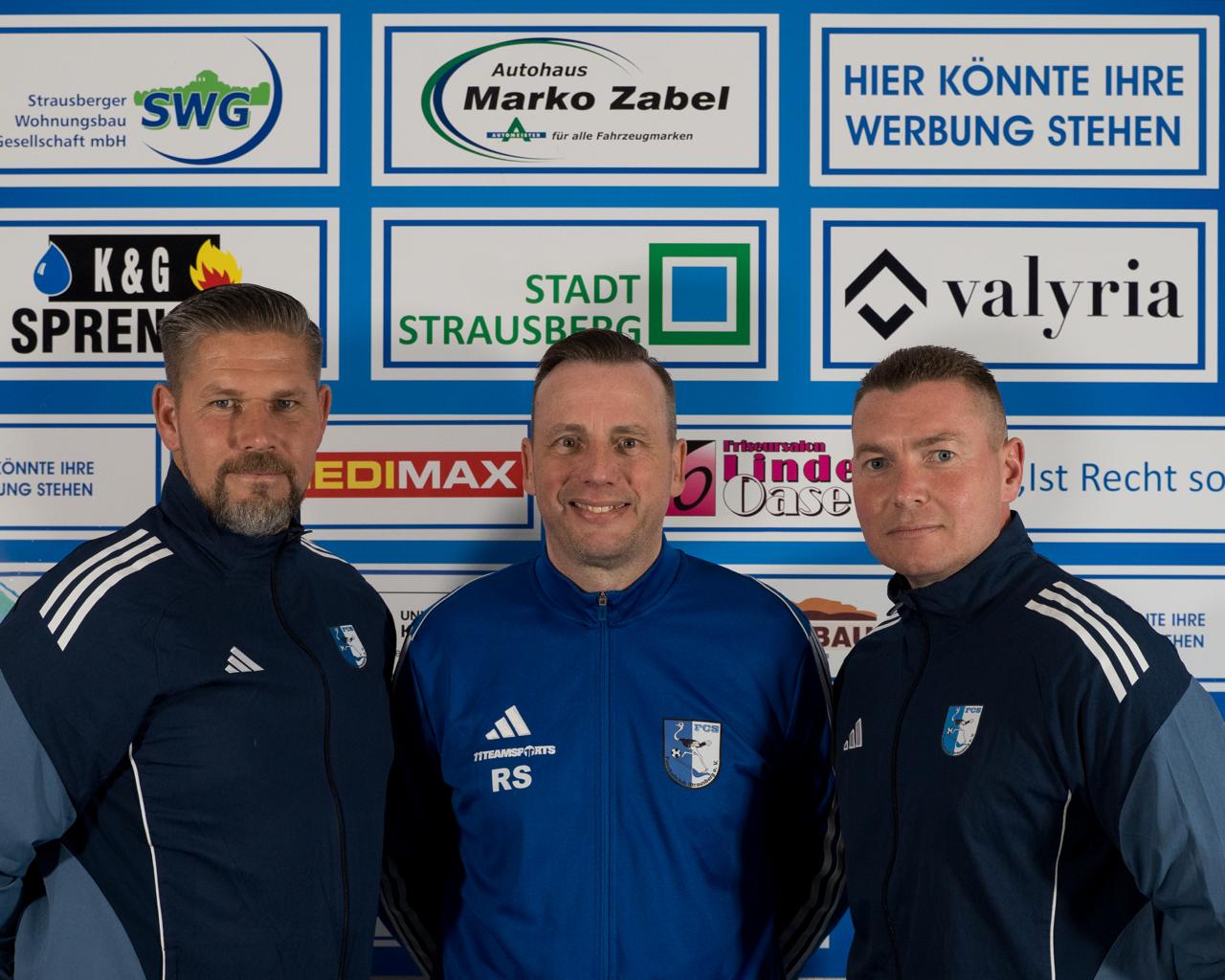 Erfolgstrainer Roman Sedlak (M.), der künftig als sportlicher Leiter fungiert, begrüßt Resad Demann (l.) und Mirko Wilke (r.) 
beim FC Strausberg 